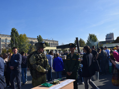 Ракетный комплекс, броневик, гранатомет: на Театральной площади развернули военную выставку