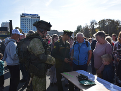 Ракетный комплекс, броневик, гранатомет: на Театральной площади развернули военную выставку