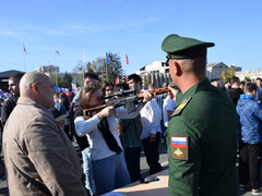 Ракетный комплекс, броневик, гранатомет: на Театральной площади развернули военную выставку