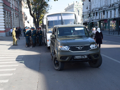 Ракетный комплекс, броневик, гранатомет: на Театральной площади развернули военную выставку