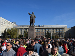Ракетный комплекс, броневик, гранатомет: на Театральной площади развернули военную выставку