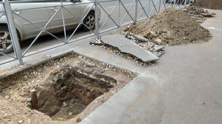 На Московской вырезают тротуар для высадки деревьев