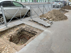 На Московской вырезают тротуар для высадки деревьев