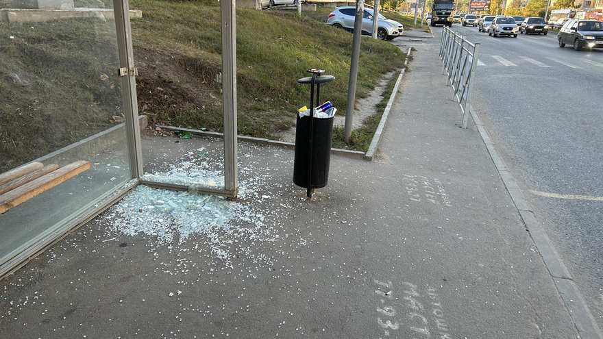 В Солнечном снова разбили остановку, которая притягивает вандалов