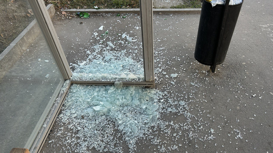 В Солнечном снова разбили остановку, которая притягивает вандалов
