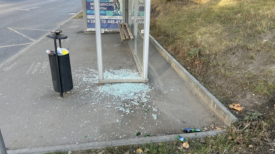 В Солнечном снова разбили остановку, которая притягивает вандалов