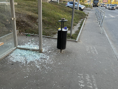 В Солнечном снова разбили остановку, которая притягивает вандалов