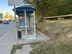 В Солнечном снова разбили остановку, которая притягивает вандалов
