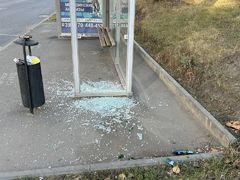 В Солнечном снова разбили остановку, которая притягивает вандалов