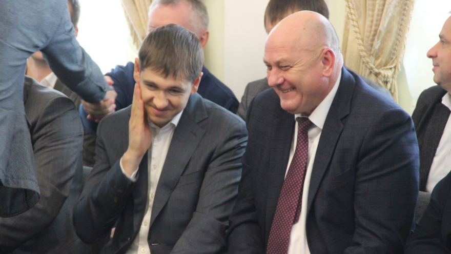 В Заводском районе затапливает железную дорогу: власти не могут найти собственника труб