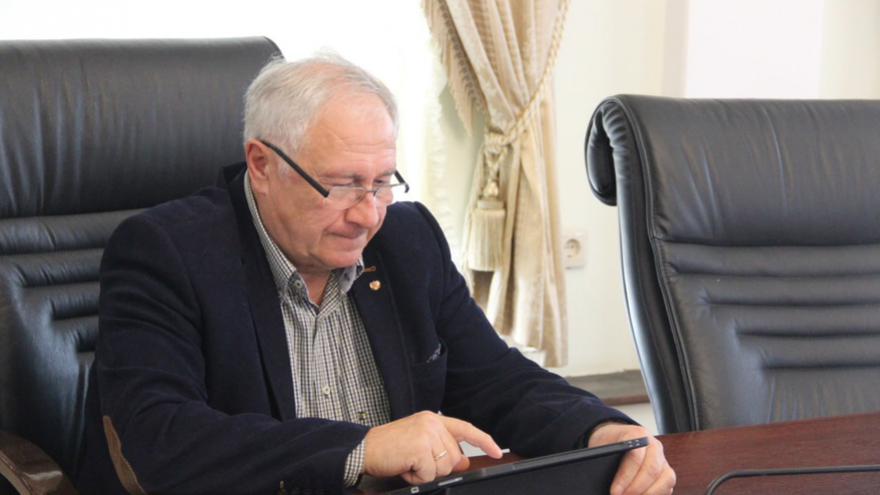 В Заводском районе затапливает железную дорогу: власти не могут найти собственника труб