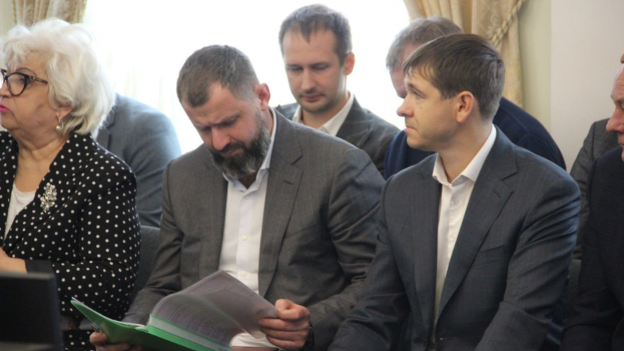 В Заводском районе затапливает железную дорогу: власти не могут найти собственника труб