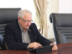 В Заводском районе затапливает железную дорогу: власти не могут найти собственника труб