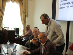 В Заводском районе затапливает железную дорогу: власти не могут найти собственника труб