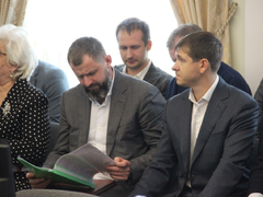 В Заводском районе затапливает железную дорогу: власти не могут найти собственника труб