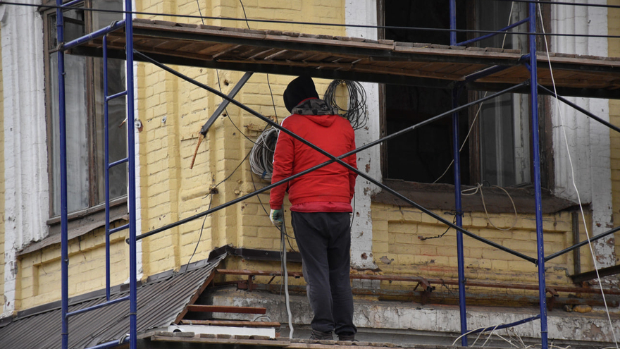 В саратовской Европе начали ломать окна (фото)