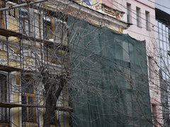 В саратовской Европе начали ломать окна (фото)