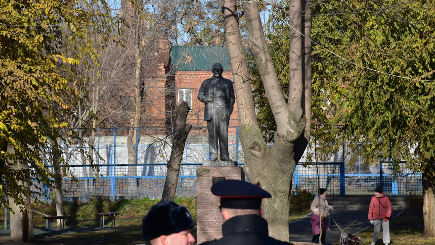Крестный ход в Саратове объединил тысячи верующих. Фоторепортаж