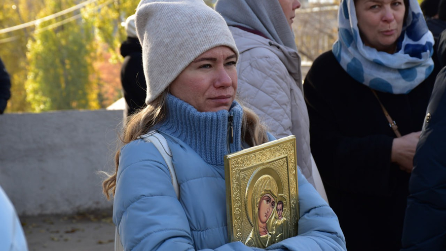 Крестный ход в Саратове объединил тысячи верующих. Фоторепортаж