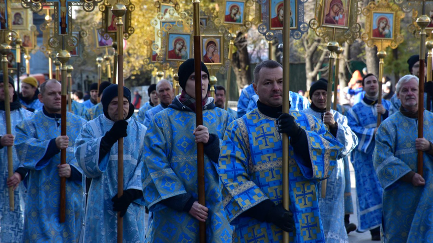 Крестный ход в Саратове объединил тысячи верующих. Фоторепортаж