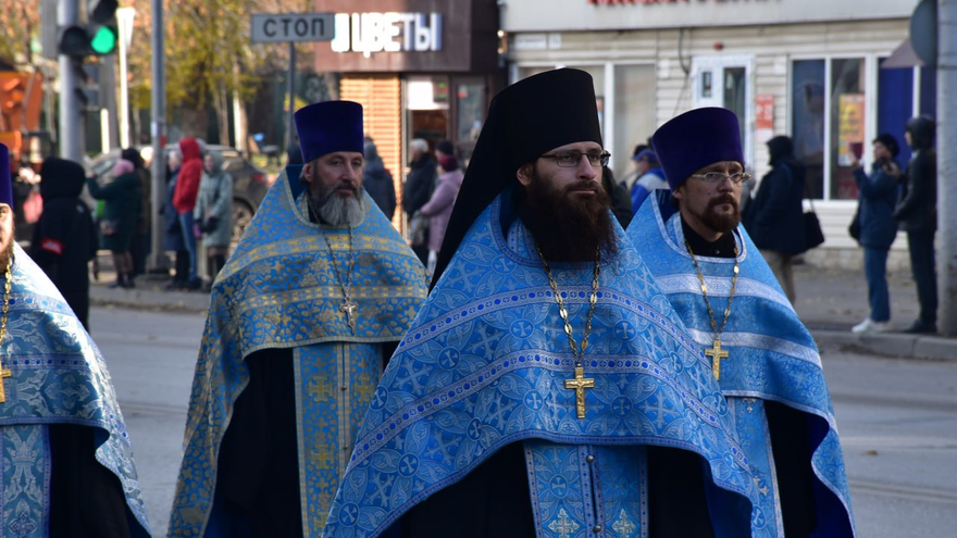 Крестный ход в Саратове объединил тысячи верующих. Фоторепортаж