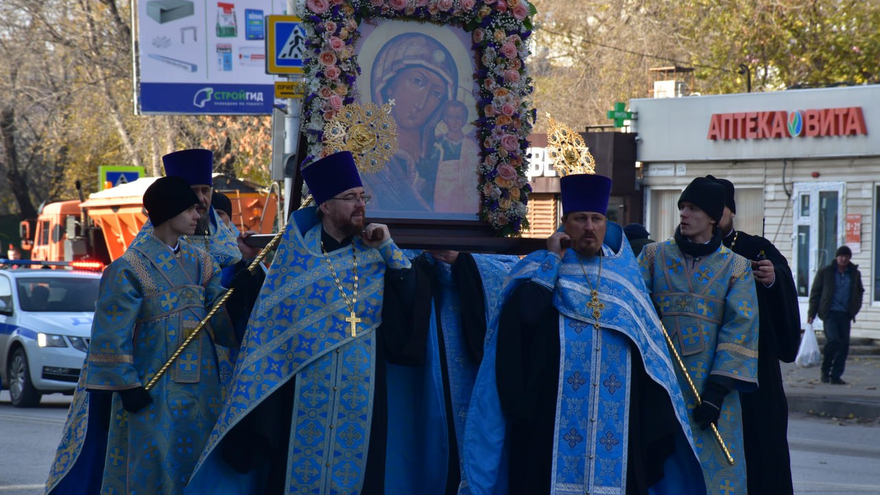 Крестный ход в Саратове объединил тысячи верующих. Фоторепортаж
