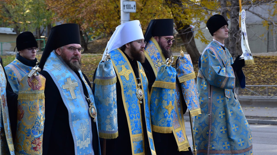 Крестный ход в Саратове объединил тысячи верующих. Фоторепортаж