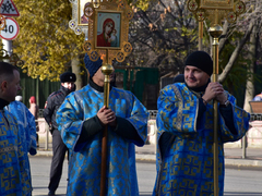 Крестный ход в Саратове объединил тысячи верующих. Фоторепортаж