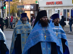 Крестный ход в Саратове объединил тысячи верующих. Фоторепортаж