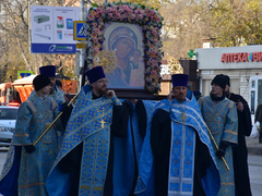 Крестный ход в Саратове объединил тысячи верующих. Фоторепортаж