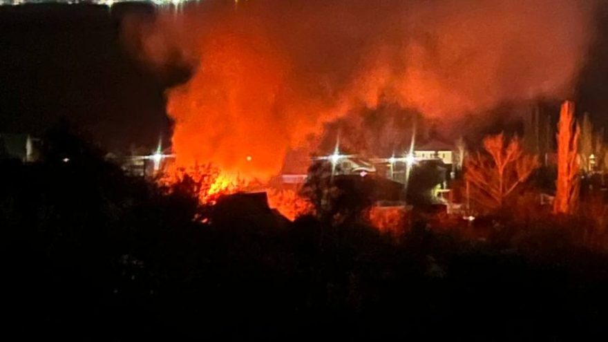 Очевидец: в дачном массиве в Саратове произошли пожар и взрыв (видео)
