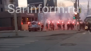 В Саратове перед матчами Автодора и Сокола фанаты устроили акцию с файерами (Видео)