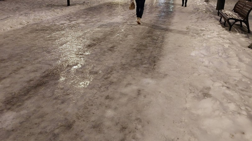 Травмпункты будут переполнены: саратовцы пожаловались на гололед в городе