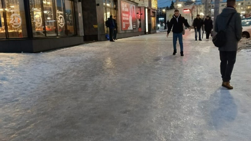 Травмпункты будут переполнены: саратовцы пожаловались на гололед в городе