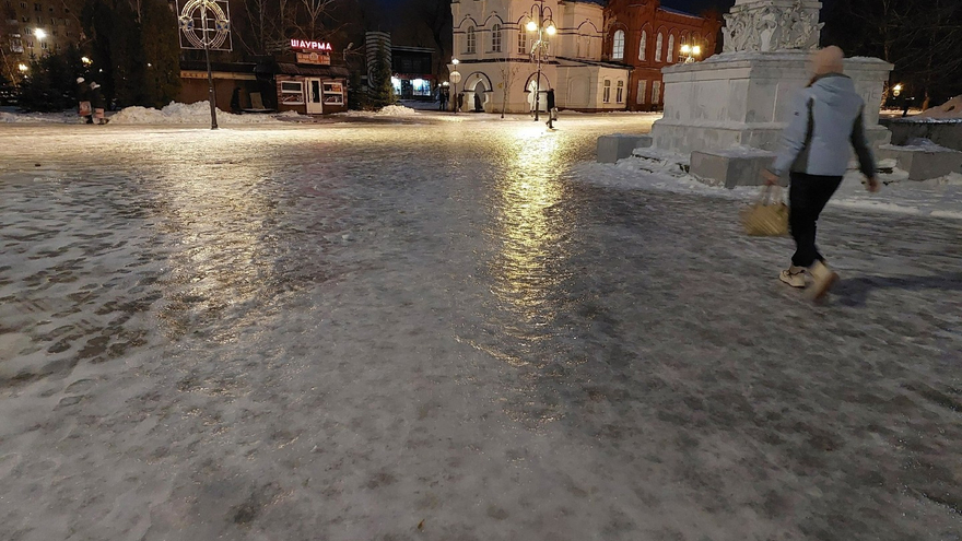 Травмпункты будут переполнены: саратовцы пожаловались на гололед в городе