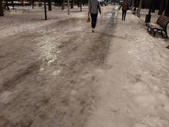 Травмпункты будут переполнены: саратовцы пожаловались на гололед в городе