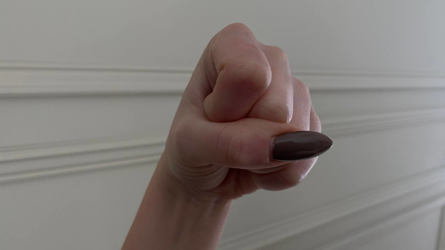 В Саратове женщина испачкала платье об окрашенную скамейку и напала на пенсионерку