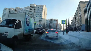 В Юбилейном коммунальный прорыв отрезал водителям полдороги