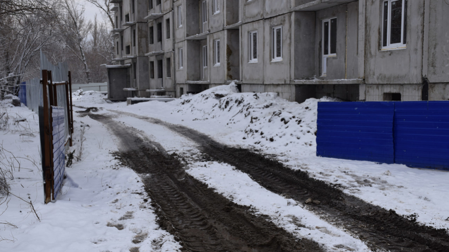 За 4 дня до сдачи в доме для переселенцев в Саратове не хватает еще 4 этажей