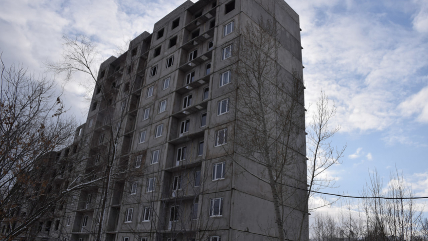 За 4 дня до сдачи в доме для переселенцев в Саратове не хватает еще 4 этажей