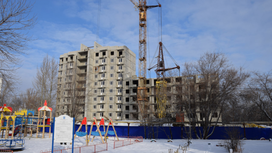 За 4 дня до сдачи в доме для переселенцев в Саратове не хватает еще 4 этажей
