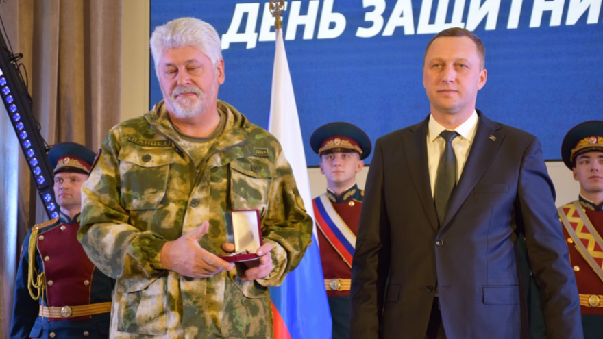 День защитника Отечества: в саратовском правительстве вручили медали За содействие СВО