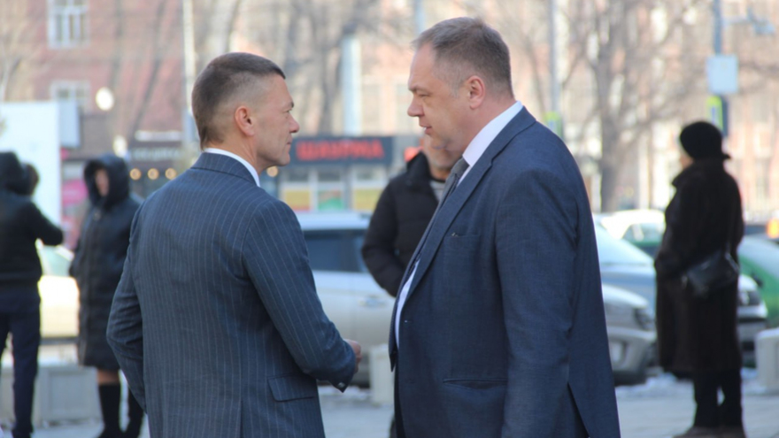 Чиновники и депутаты приехали на актив Саратова на Грантах и иномарках