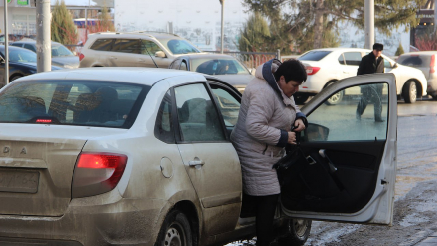 Чиновники и депутаты приехали на актив Саратова на Грантах и иномарках