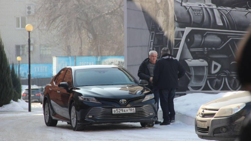 Чиновники и депутаты приехали на актив Саратова на Грантах и иномарках