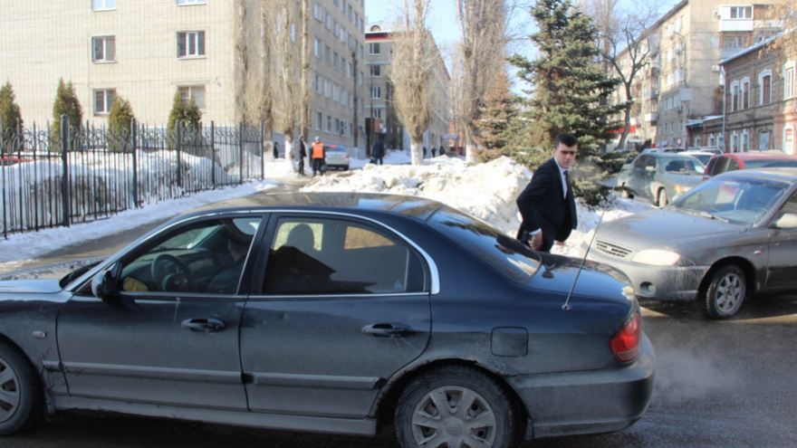 Чиновники и депутаты приехали на актив Саратова на Грантах и иномарках