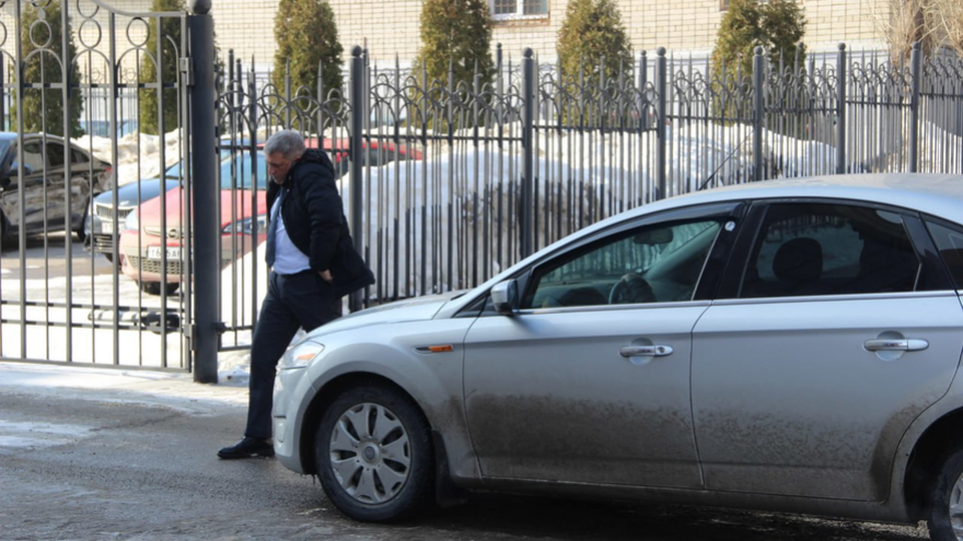 Чиновники и депутаты приехали на актив Саратова на Грантах и иномарках