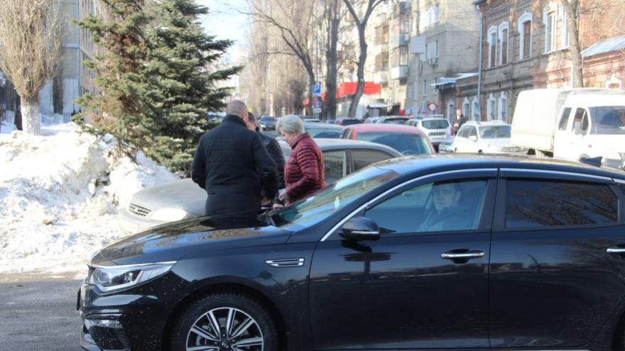 Чиновники и депутаты приехали на актив Саратова на Грантах и иномарках