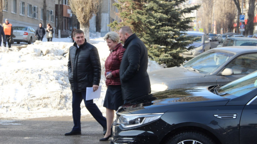 Чиновники и депутаты приехали на актив Саратова на Грантах и иномарках