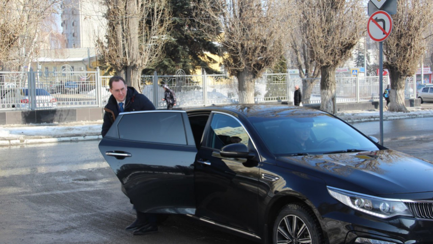 Чиновники и депутаты приехали на актив Саратова на Грантах и иномарках